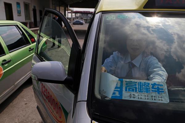 上海出租车“高峰车”运营首日，仍有司机用软件接单或拒载